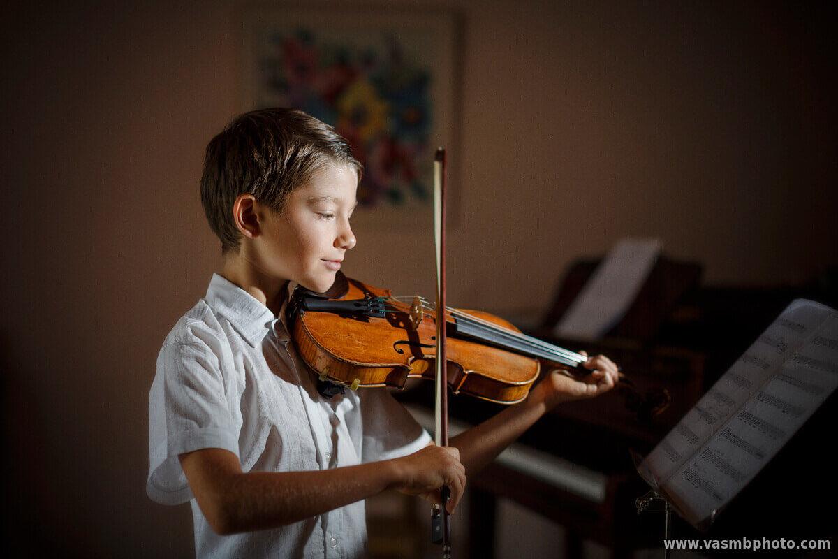 Скрипичный ребенок. Игра на скрипке. Скрипка для детей. Мальчик со скрипкой. Ребенок играет на скрипке.