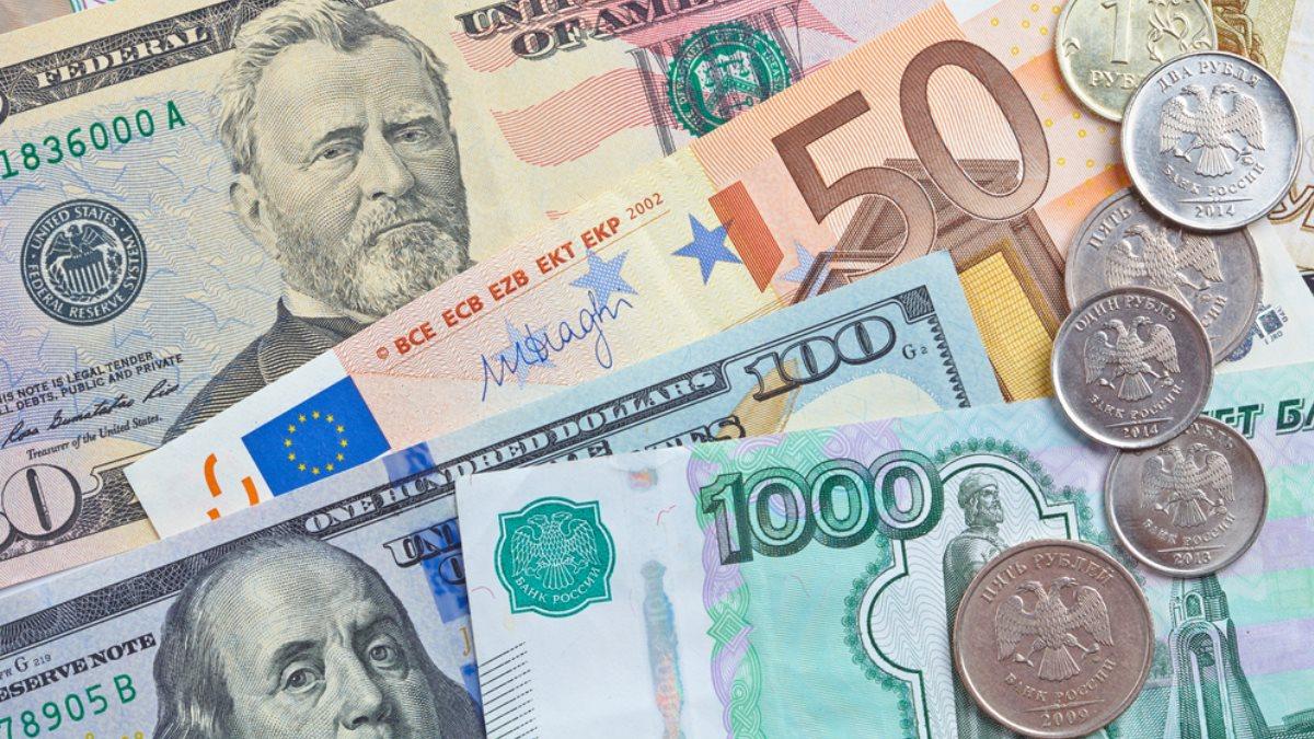 Сумма доллара и евро. Иностранная валюта. Национальная валюта. Деньги разные. Разные валюты.